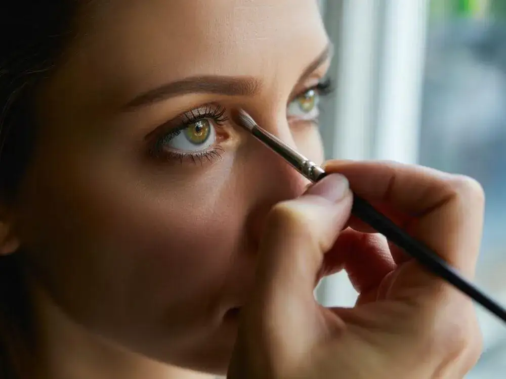 Jak malować powieki cieniami krok po kroku – proste techniki dla każdego
