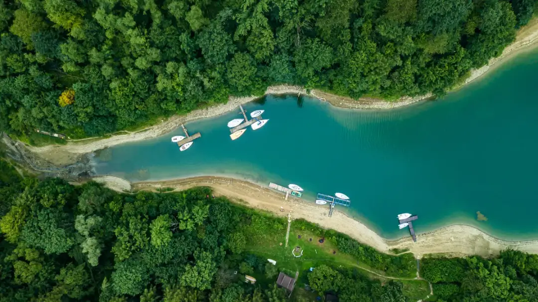 Oto 7 najpiękniejszych jezior w Polsce idealnych na rodzinny wypad