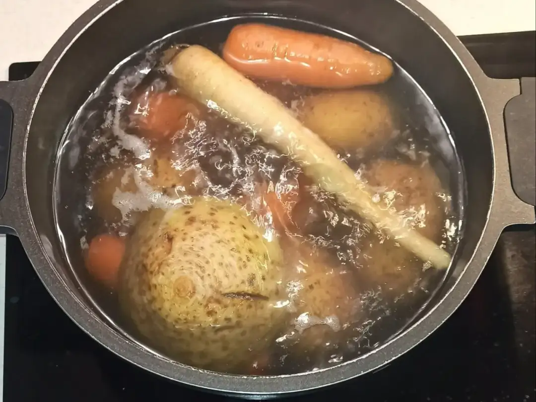 Jak gotować warzywa na sałatkę, aby zachować ich chrupkość i smak