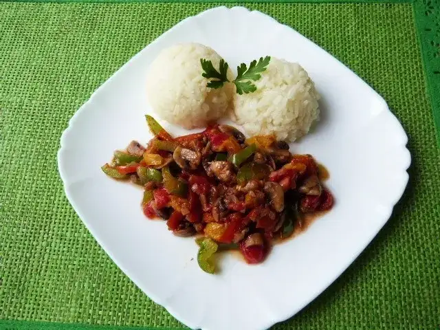 Co zrobić z pieczarek i papryki na obiad? Proste i smaczne przepisy