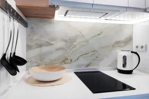 Ile kosztuje panel szklany? Sprawdź ceny i uniknij niepotrzebnych wydatków