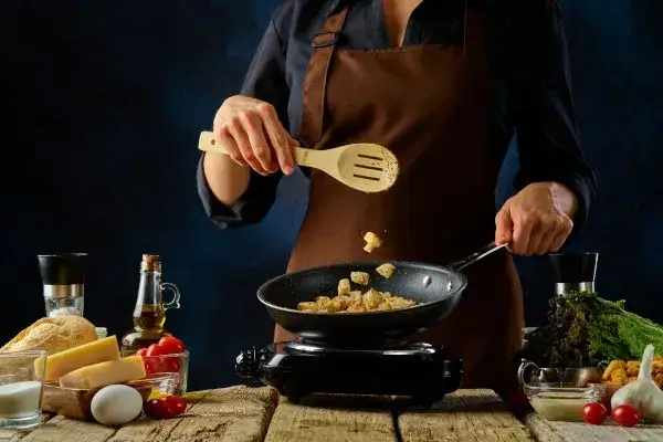 Jak zrobić grzanki do zupy na patelni, które zachwycą smakiem