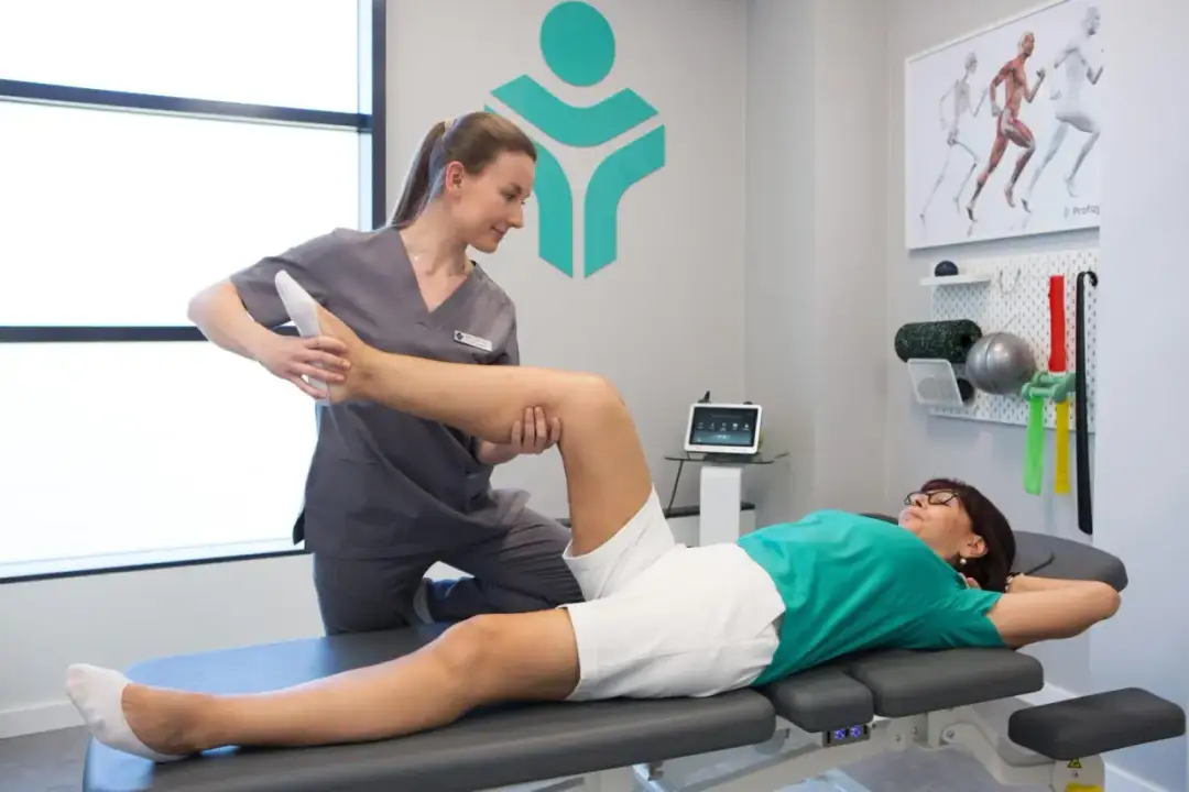 Lekarz rehabilitacji: Kiedy pomoże i czym różni się od fizjoterapeuty?