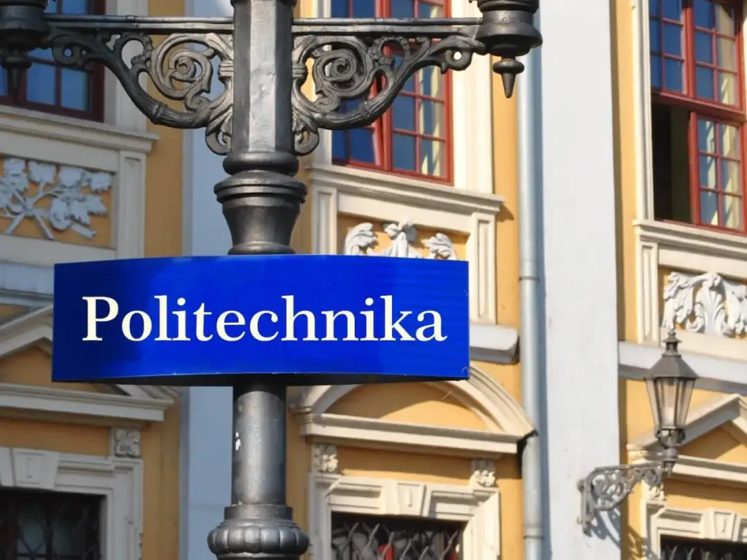 Budownictwo po studiach: Zarobki, uprawnienia i ścieżki kariery 2024