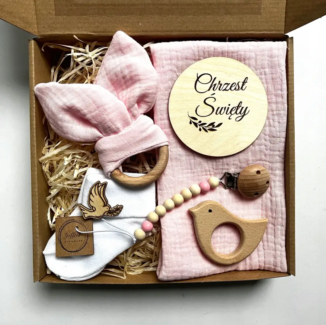 Prezent na chrzciny dla dziewczynki: pamiątka, praktyczny czy kasa?