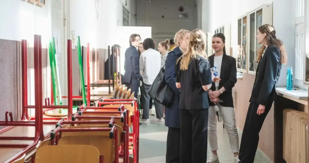 Pełnoletni uczeń: Czy możesz sam zwolnić się z lekcji? Poznaj prawa!