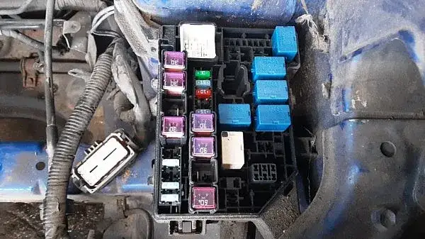 Gdzie są bezpieczniki w Suzuki SX4 i jak uniknąć problemów elektrycznych