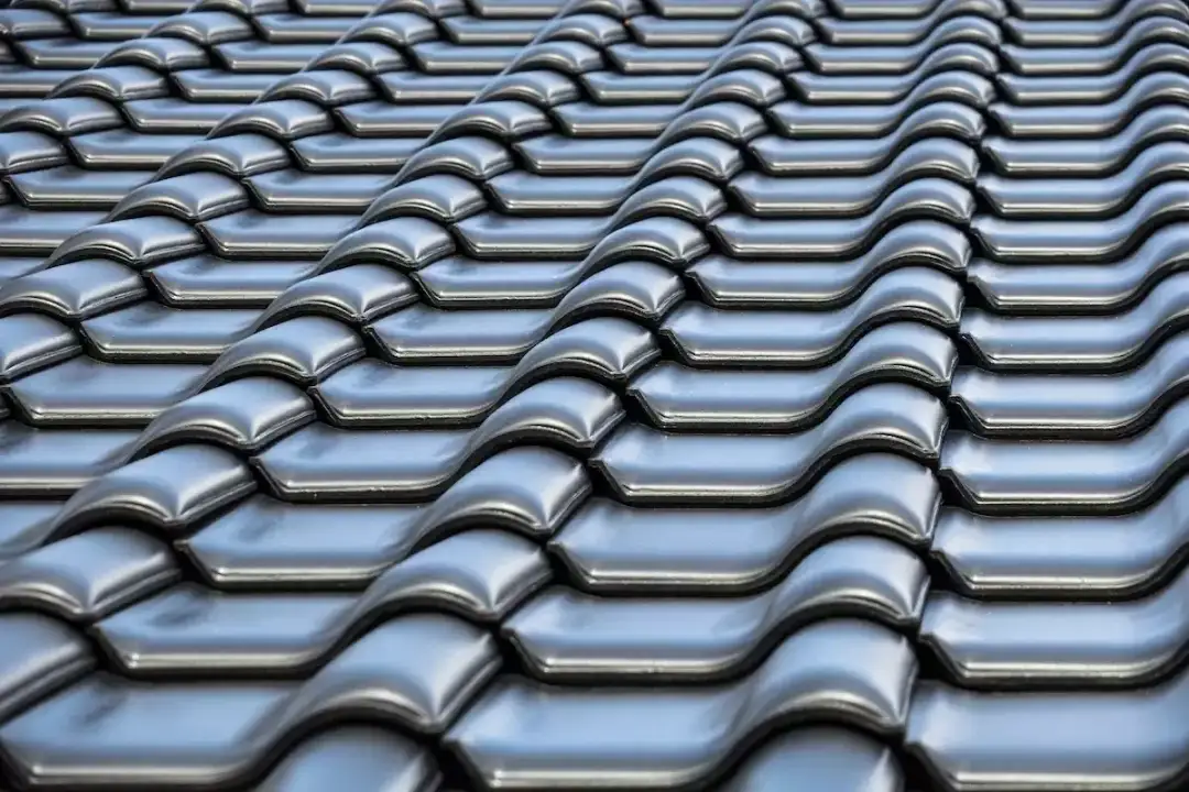 Dachówka ceramiczna czy blachodachówka - co faktycznie warto wybrać?