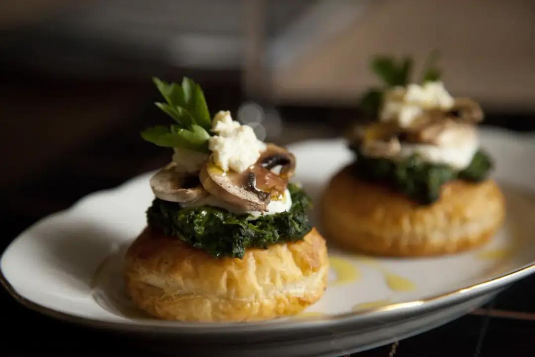 Pyszne ciasto francuskie ze szpinakiem i pieczarkami - sprawdź przepis