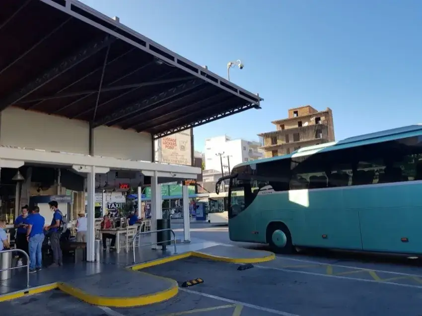 Kreta Autobusy - Jak jeździć komunikacją miejską na Krecie? Przewodnik 2023