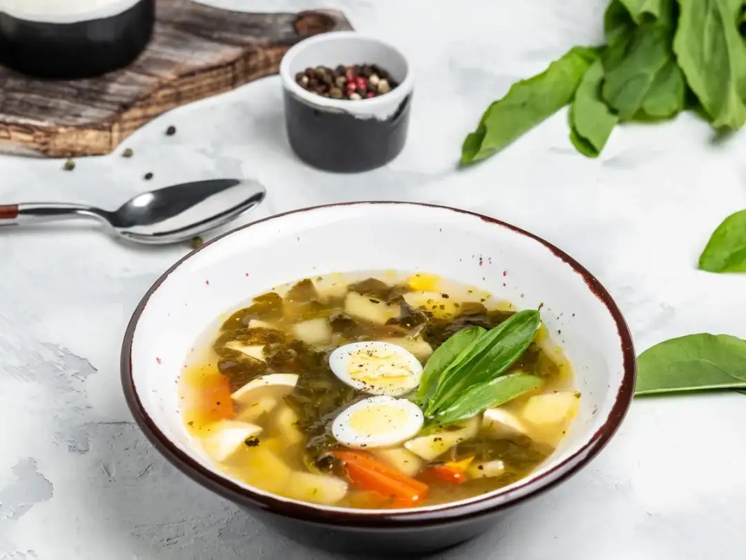 Idealna zupa szczawiowa: przepis na domowy smak jak u babci