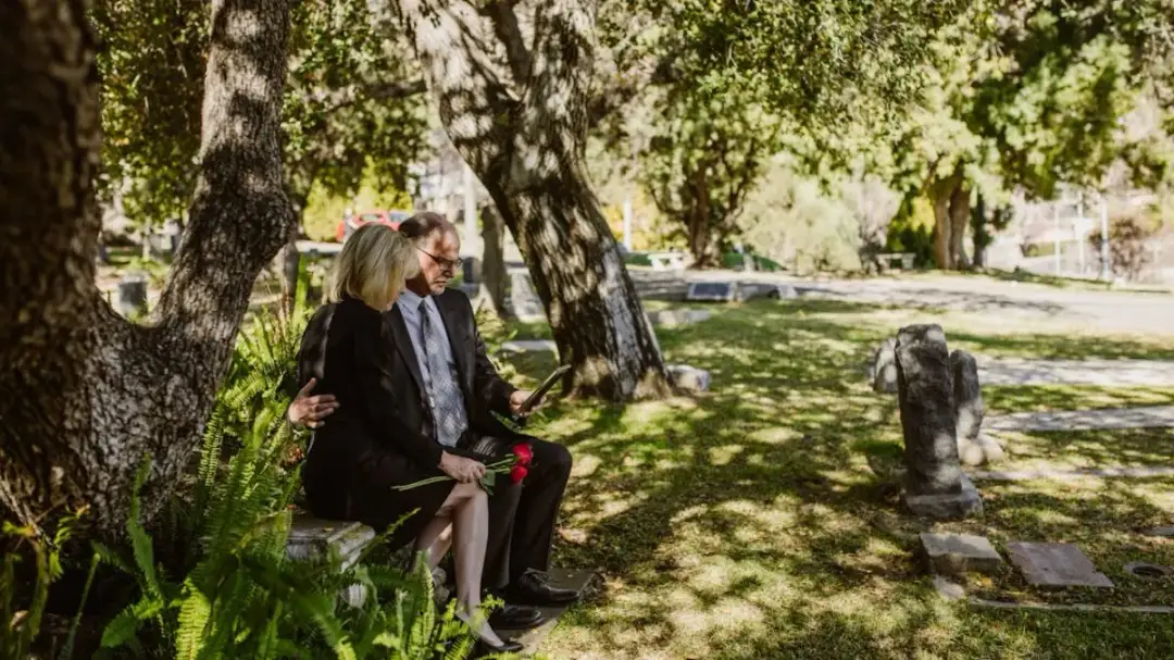 Czy można rozsypać prochy po kremacji? Poznaj prawne ograniczenia