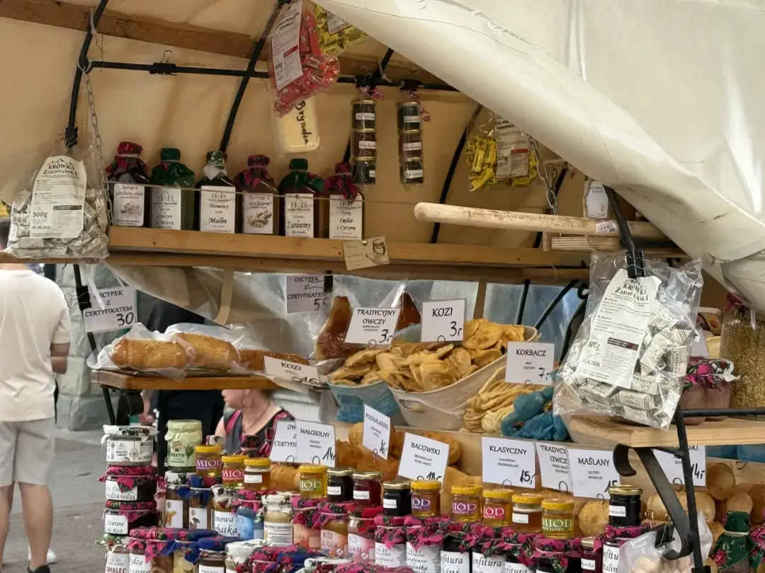 Bacówki Nowy Targ: Jak rozpoznać prawdziwy oscypek i gdzie go szukać?