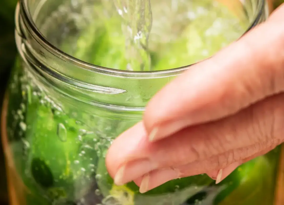 Czy można kisić ogórki w tej samej wodzie i uniknąć zepsucia?