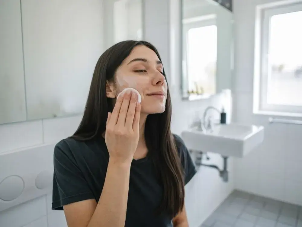 Skuteczne sposoby na zmycie farby do włosów z czoła bez podrażnień