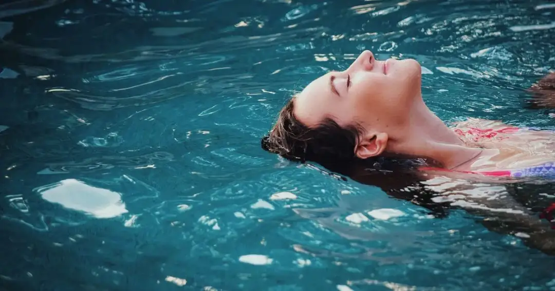 Co zabrać do hotelu z basenem, aby uniknąć nieprzyjemnych niespodzianek?