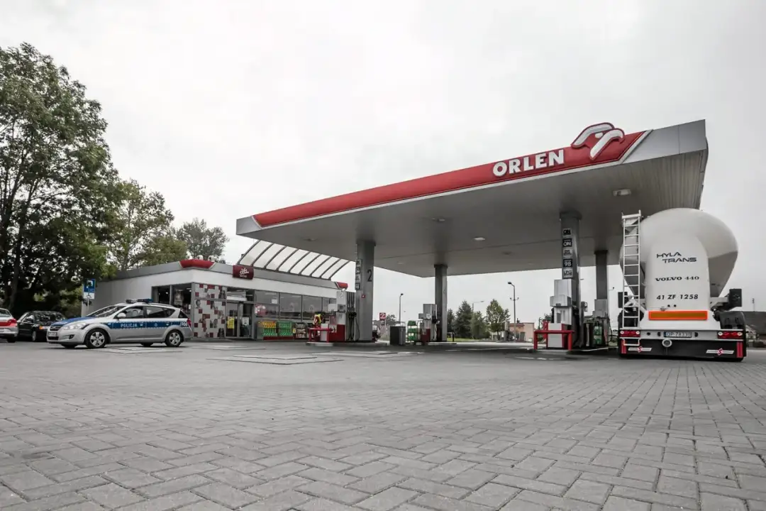 Ile zarabia pracownik stacji Orlen? Fakty, które musisz znać