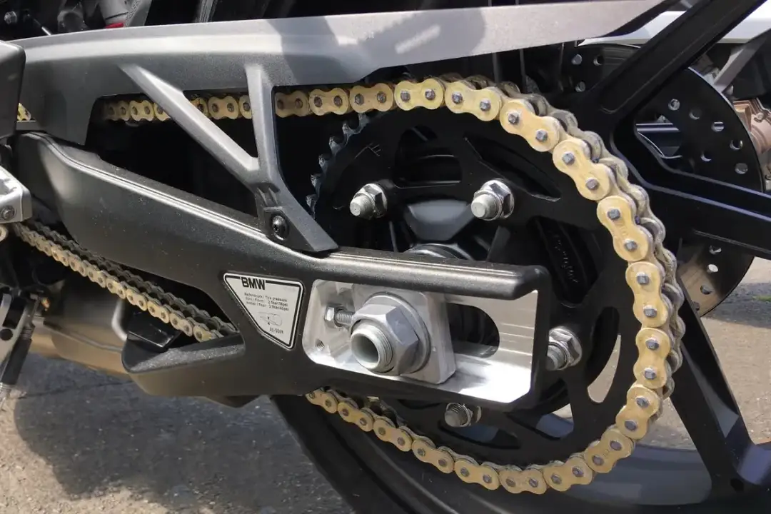 Jak poprawnie liczyć ogniwa w łańcuchu motocyklowym i uniknąć błędów przy wymianie