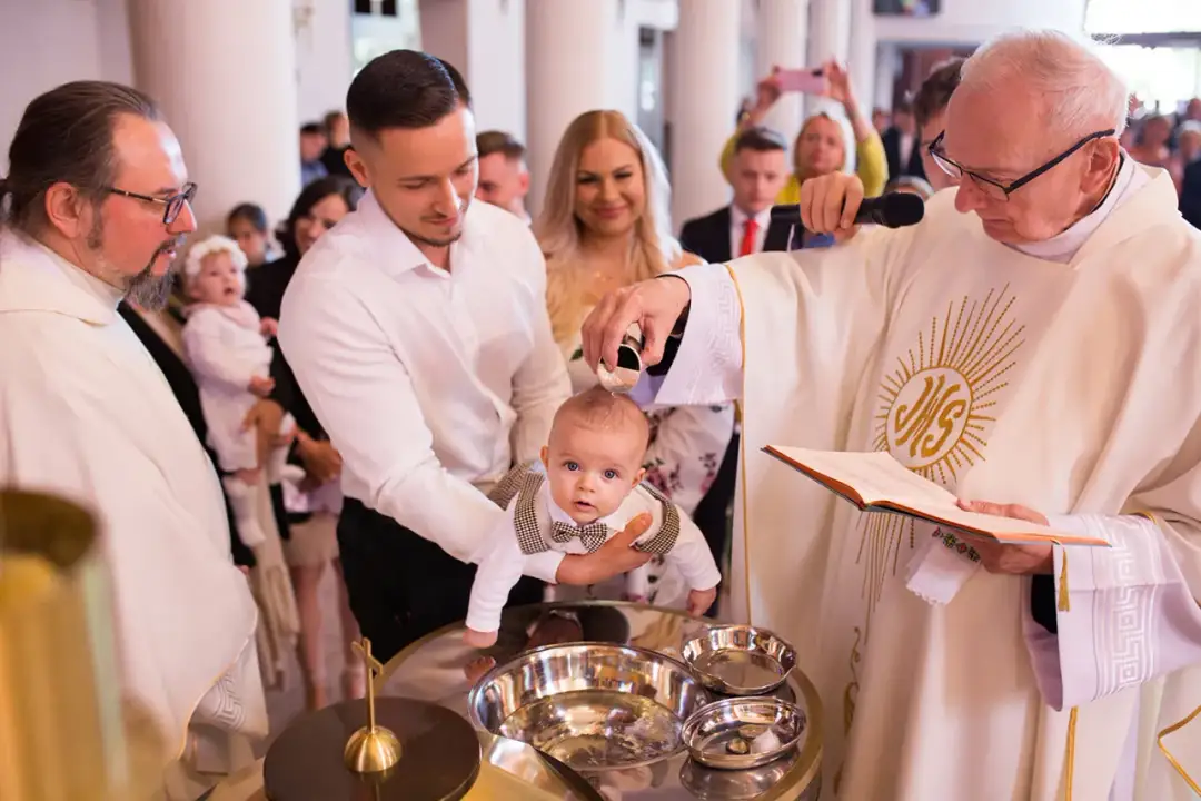 Jak robić zdjęcia w kościele chrzest, by uchwycić najważniejsze chwile