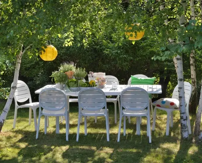 Jak wyczyścić meble ogrodowe plastikowe i przywrócić im blask