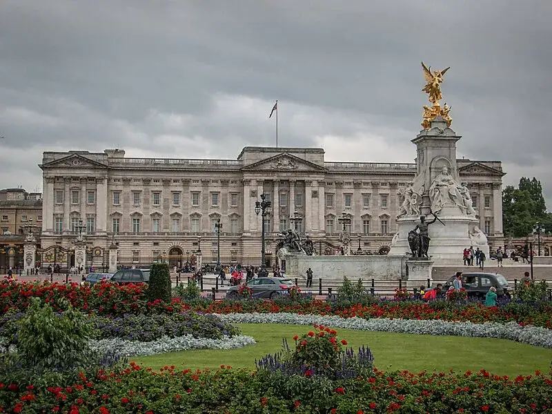 Pałac Buckingham w Londynie - zwiedzanie, zamek królewski, historia | London