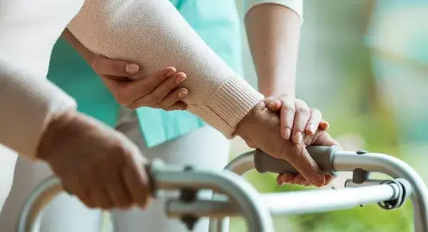 Kto wypisuje zlecenie na balkonik? Sprawdź, kto może pomóc