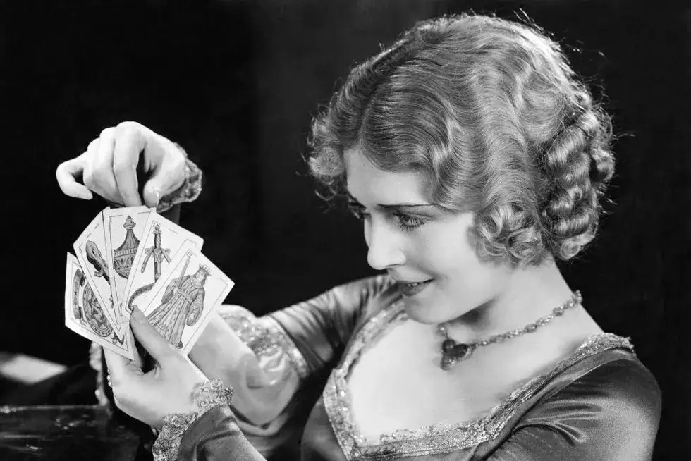 Jak stawiać tarota ze zwykłych kart i odkryć ich prawdziwe znaczenie