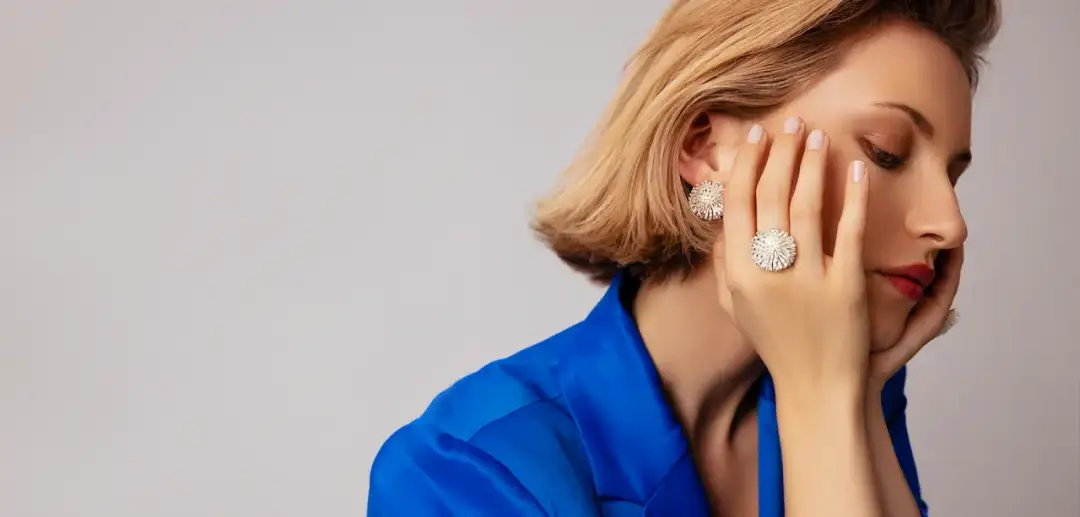 Jaki naszyjnik do niebieskiej sukienki, aby uniknąć modowej wpadki?