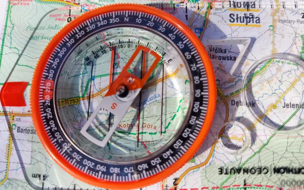 Jak zorientować mapę w terenie? Prosty przewodnik krok po kroku