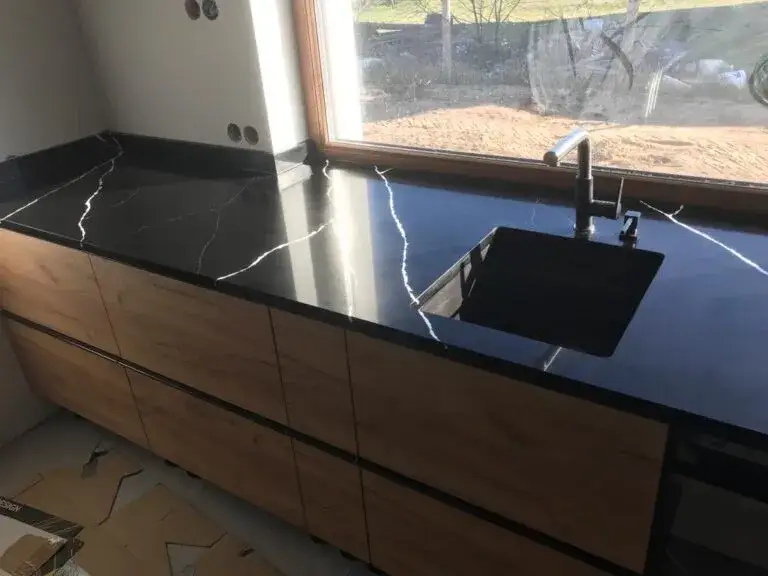 Jak skutecznie czyścić konglomerat i unikać uszkodzeń powierzchni Jak skutecznie czyścić konglomerat i unikać uszkodzeń powierzchni