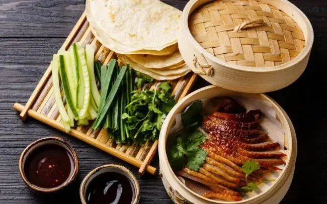 Co jedzą Chińczycy na obiad? Odkryj smaki i tradycje kulinarne