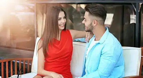 Jak poznać że dziewczyna cię podrywa: 7 niezawodnych sygnałów