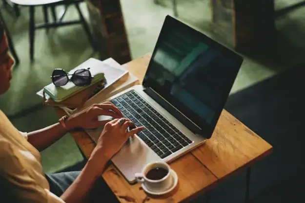 Pomysł na biznes bez wkładu własnego – od freelancingu po usługi online