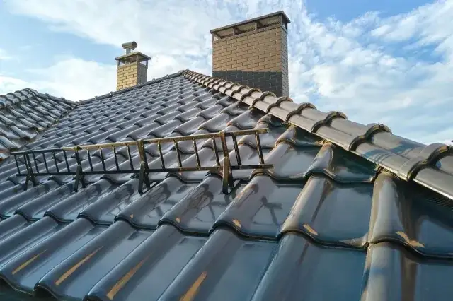 Jak położyć dachówkę ceramiczną – łatwe kroki do perfekcyjnego dachu