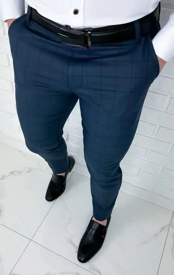 Granatowe spodnie męskie: 10 stylizacji na każdą okazję