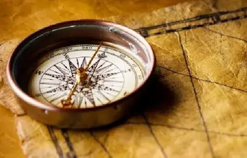 Kiedy wynaleziono kompas i jak zmienił świat? Historia i wpływ na nawigację