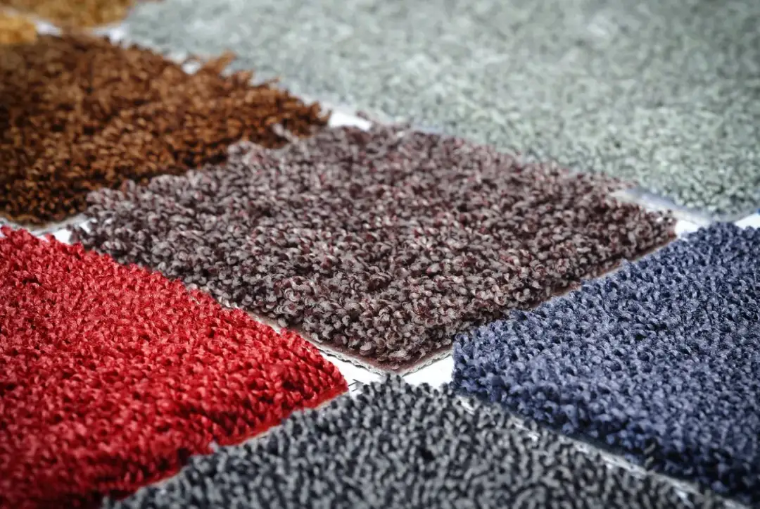 Wykładziny poliamidowe czy polipropylenowe – która jest lepszym wyborem dla Ciebie?