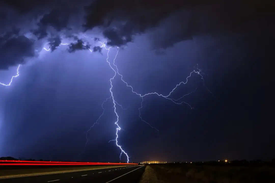Czy w aucie jest bezpiecznie w burze? Oto co musisz wiedzieć