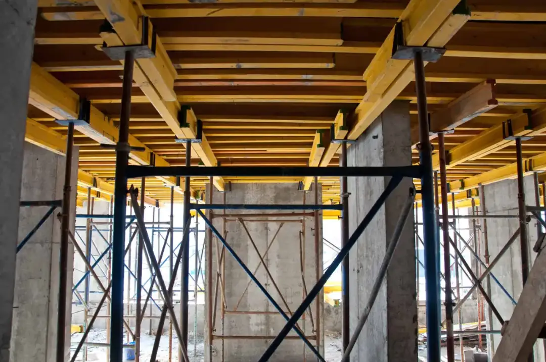 Dowiedz się ile trwa szalowanie stropu: kompletne wskazówki czasowe