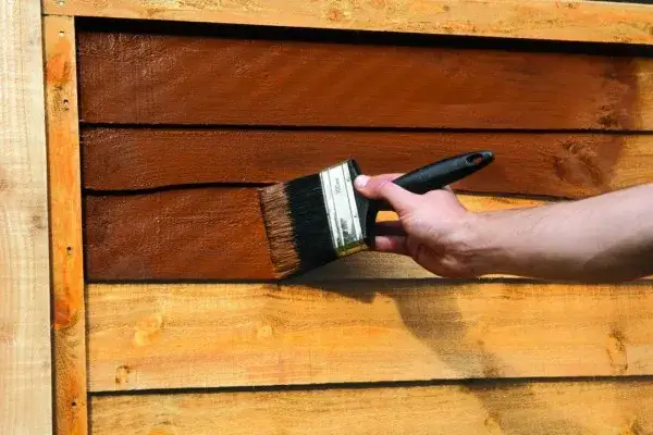 Czym malować stare drewno? Najlepsze metody na trwałe efekty malarskie