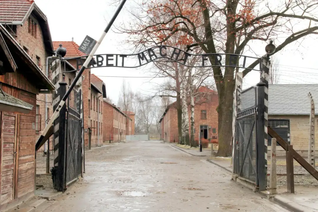 Auschwitz-Birkenau w jakim kraju? Poznaj prawdę o lokalizacji