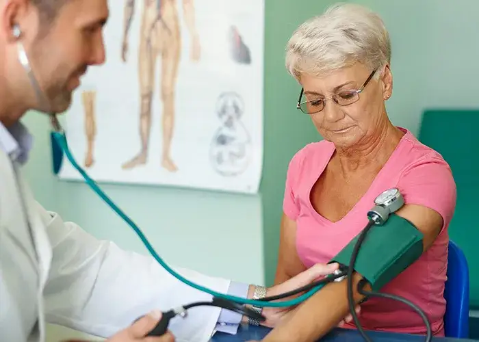 Wysokie ciśnienie: którego lekarza wybrać, by uniknąć powikłań?