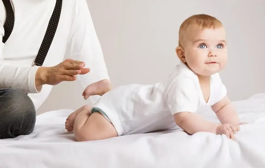 Jak założyć pampersa chłopcu: 7 skutecznych wskazówek dla rodziców