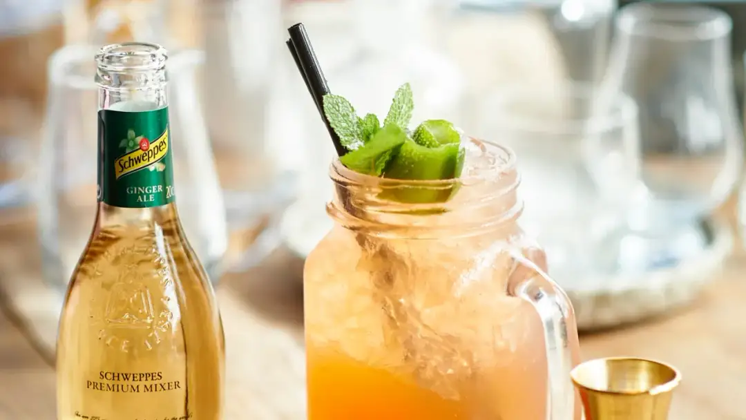 Napój Schweppes: Odkryj smaki i idealne połączenia do drinków