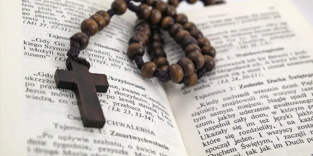 O której jest różaniec w kościele? Sprawdź godziny modlitwy w parafii