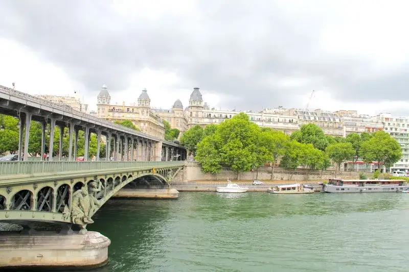 Nad jaką rzeką leży Paryż? Odkryj tajemnice Sekwany