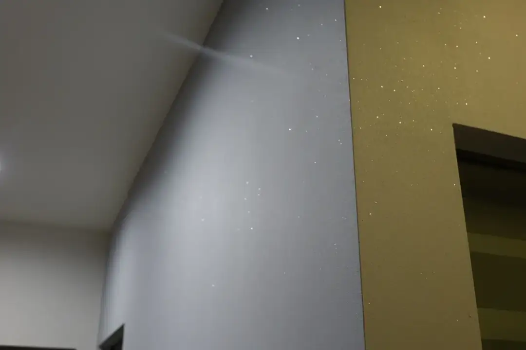 Białe ściany w domu - srebrna farba z połyskiem do ścian