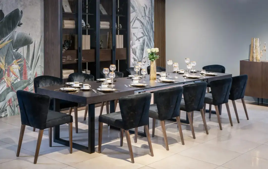 Jakie krzesła do salonu wybierać, aby stworzyć komfortową przestrzeń?