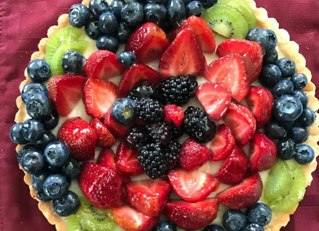 Jak dodać mrożone owoce do tortu, aby uniknąć zakalca i uzyskać smakowity efekt