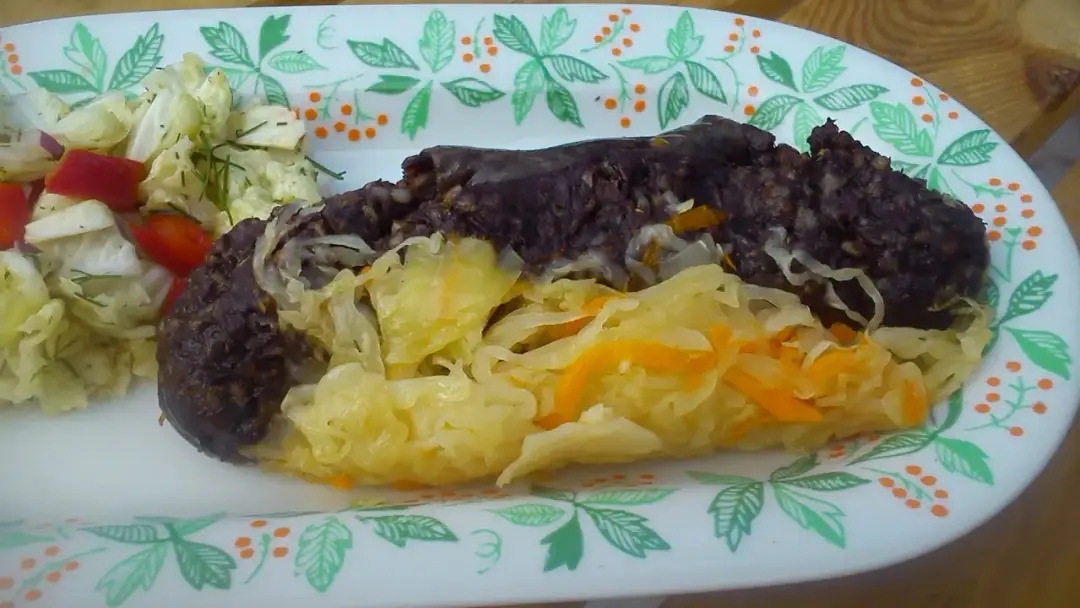 Przepis na kaszankę z grilla z kapustą kiszoną i jabłkiem - smak lata